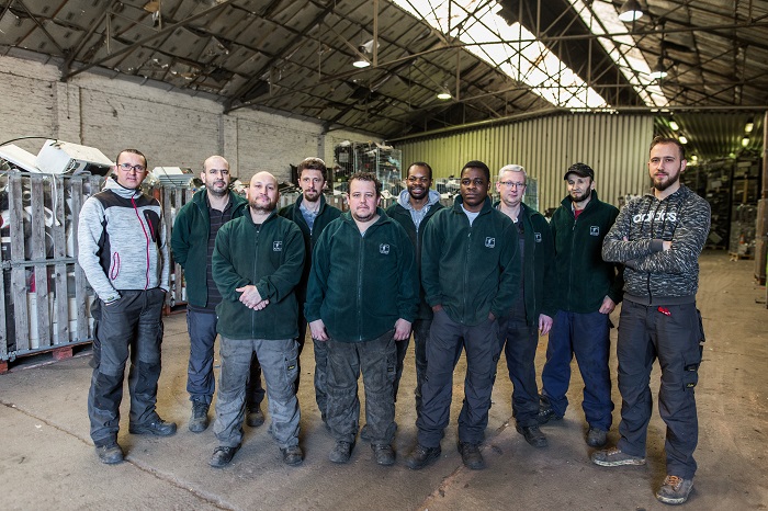 L'équipe de Brussels Recycling Metal responsable du démontage des DEEE 